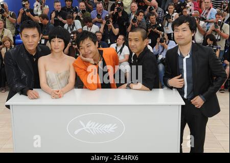 Attori cinesi (da sinistra) Qin Hao, Tan Zhuo, Chen Sicheng, il regista Lou Ye e Wu Wei posano durante la fotocellula del film Chun Feng Chen Zui De Ye WAN (febbre primaverile) Regia di Chinese Lou You partecipa alla Photocall 'Spring Fever' che si tiene al Palais Des Festivals durante il 62° Festival Internazionale del Cinema di Cannes, in Francia, il 14 maggio 2009. Foto di Nebinger-Orban/ABACAPRESS.COM Foto Stock