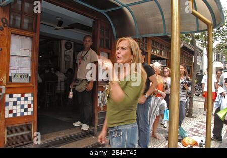 Heloisa Eneida Menezes Paes Pinto, 63 anni, rimane fuori dal suo negozio 'Garota de Ipanema' nel distretto di Ipanema, Rio de Janeiro, Brasile il 16 giugno 2008. Heloisa aka Helo Pinheiro, fu la ragazza che nel 1962 ispirò Vinicius de Morais e Antonio Carlos Jobim a comporre la famosa canzone 'la ragazza da Ipanema' (Garota de Ipanema), diring the Bossa Nova age in Brasile. Foto di Giuseppe Bizzarri/ABACAPRESS.COM Foto Stock