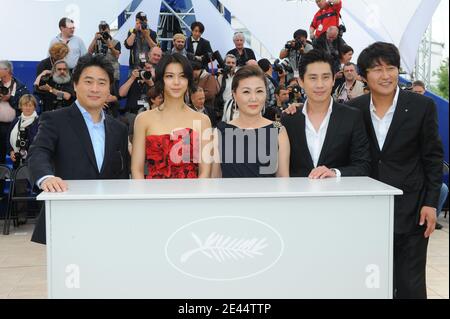 Il regista sudcoreano Chan-Wook Park , Kim OK-Bin e Kim Hae-Sook, Shin ha-Kyun e Song Kang-ho partecipano alla Photocall "Sete" tenutasi al Palais des Festivals durante il 62° Festival Internazionale del Cinema di Cannes, in Francia, il 15 maggio 2009. Foto di Nebinger-Orban/ABACAPRESS.COM Foto Stock