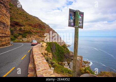 Chapman's Peak - Città del Capo, Sud Africa - 19-01-2021 adesivi colorati sul retro del cartello stradale su Chapmans Peak Drive. Foto Stock