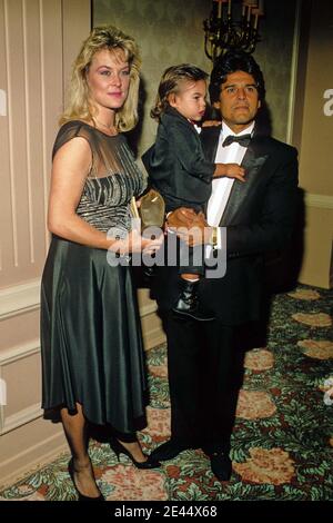 Erik Estrada con la moglie Peggy Rowe e Son Anthony Eric Estrada 1988 Credit: Ralph Dominguez/MediaPunch Foto Stock