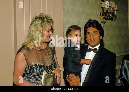 Erik Estrada con la moglie Peggy Rowe e Son Anthony Eric Estrada 1988 Credit: Ralph Dominguez/MediaPunch Foto Stock