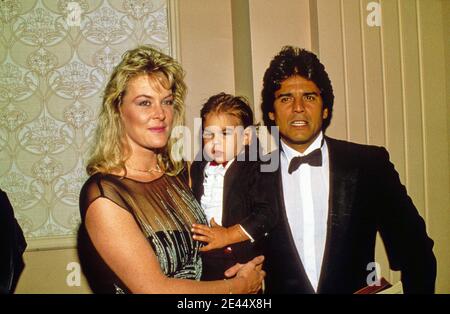 Erik Estrada con la moglie Peggy Rowe e Son Anthony Eric Estrada 1988 Credit: Ralph Dominguez/MediaPunch Foto Stock