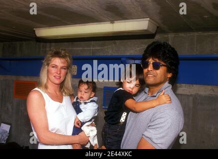 Erik Estrada con la moglie Peggy Rowe , i figli Anthony Eric Estrada e Brandon Michael-Paul Estrada Credit: Ralph Dominguez/MediaPunch Foto Stock