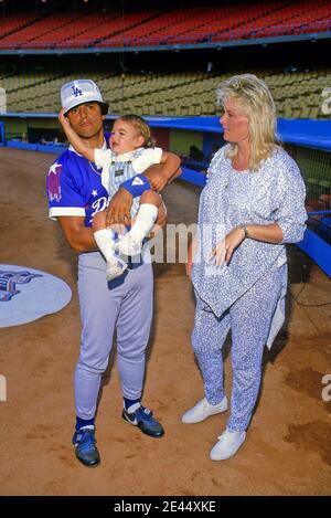 Erik Estrada con la moglie Peggy Rowe e Son Anthony Eric Estrada Credit: Ralph Dominguez/MediaPunch Foto Stock