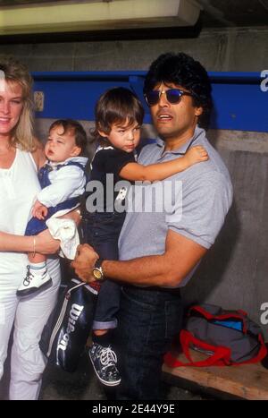 Erik Estrada con la moglie Peggy Rowe , i figli Anthony Eric Estrada e Brandon Michael-Paul Estrada Credit: Ralph Dominguez/MediaPunch Foto Stock