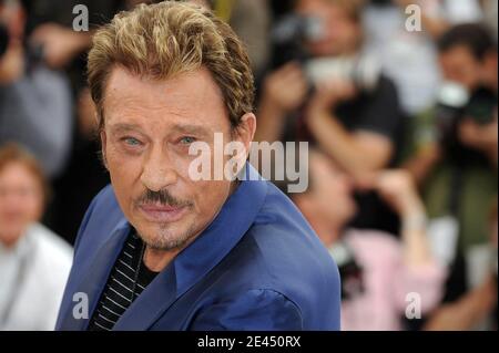 File photo : Johnny Hallyday partecipa alla Photocall 'Vengeance' tenutasi al Palais Des Festival durante il 62° Festival Internazionale del Cinema di Cannes, in Francia, il 17 maggio 2009. La più grande rock star francese Johnny Hallyday è morta per cancro ai polmoni, dice sua moglie. Aveva 74 anni. Il cantante - vero nome Jean-Philippe Smet - ha venduto circa 100 milioni di dischi e ha recitato in un certo numero di film. Foto di Nebinger-Orban/ABACAPRESS.COM Foto Stock