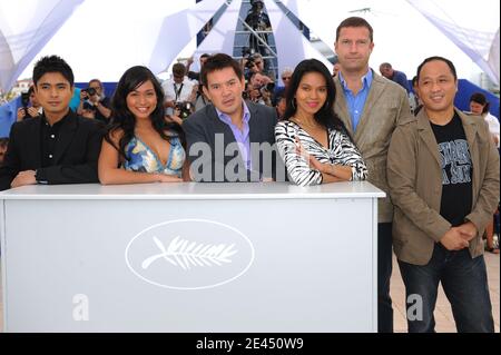 I produttori Ferdinand Lapuz e Didier Costet, l'attrice Maria Isabel Lopez, il direttore Brillante Mendoza, l'attrice Mercedes Cabral e l'attore Coco Martin partecipano alla Photocall 'Kinatay' che si tiene al Palais Des Festival durante il 62° Festival Internazionale del Cinema di Cannes, in Francia, il 17 maggio 2009. Foto di Nebinger-Orban/ABACAPRESS.COM Foto Stock