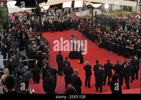 Johnny Hallyday e sua moglie Laeticia arrivarono alla proiezione di 'Vengeance' durante il 62° Festival del Cinema di Cannes al Palais des Festivals a Cannes, in Francia, il 17 maggio 2009. Foto di Gorassini-Guignebourg/ABACAPRESS.COM Foto Stock