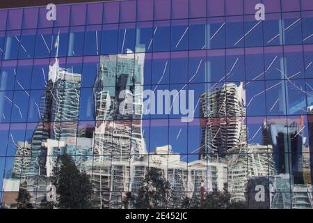 Riflessioni degli edifici della città su un altro edificio della città di Sydney CBD Foto Stock