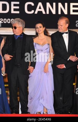 Pedro Almodovar, Penelope Cruz, Lluis Homar lascia la proiezione di 'Los Abrazos Rotos' durante il 62° Festival del Cinema di Cannes al Palais des Festivals a Cannes, in Francia, il 19 maggio 2009. Foto di Nebinger-Orban/ABACAPRESS.COM Foto Stock