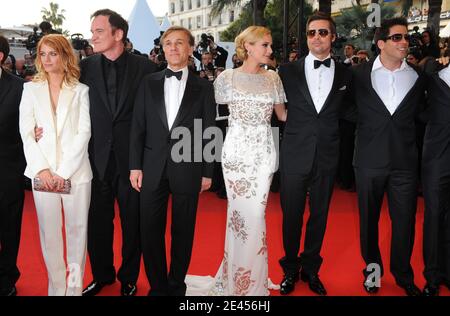 Membri del cast e dell'equipaggio, tra cui Quentin Tarantino, Brad Pitt, Diane Kruger, Melanie Laurent, Christoph Waltz, Daniel Bruhl, Eli Roth, Mike Myers e Michael Fassbender, che arrivano per la proiezione di "Inglourious Basterds" durante il 62° Festival del Cinema di Cannes al Palais des Festivals a Cannes, in Francia, il 20 maggio; 2009. Foto di Nebinger-Orban/ABACAPRESS.COM Foto Stock