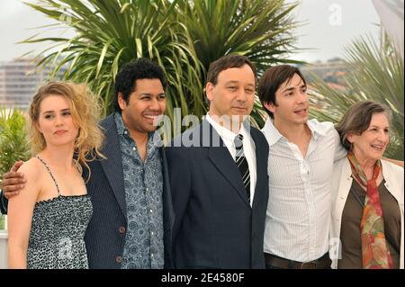 (L-R) Alison Lohman, Dileep Rao, Sam Raimi, Justin Long e Lorna Raver partecipano alla fotocellula del film 'Drag Me to Hell al Palais des Festival durante il 62° Festival Internazionale del Cinema di Cannes, in Francia, il 21 maggio 2009. Foto di Nebinger-Orban/ABACAPRESS.COM Foto Stock