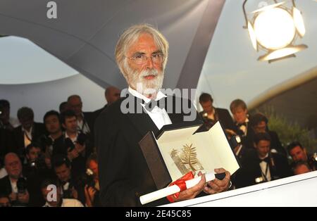 Il regista Michael Haneke si pone dopo aver vinto il Palme D'Or per il 'nastro Bianco' durante la fotocellula della cerimonia di chiusura del 62° Festival del Cinema di Cannes il 24 maggio 2009 a Cannes, Francia, il 24 2009 maggio. Foto di Nebinger-Orban/ABACAPRESS.COM Foto Stock