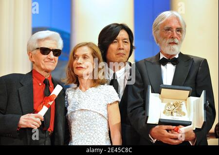 Isabelle Huppert si pone con Michael Haneke e Alain Resnais durante la cerimonia di chiusura del 62° Festival di Cannes il 24 maggio 2009 a Cannes, Francia, il 24 2009 maggio. Foto di Nebinger-Orban/ABACAPRESS.COM Foto Stock