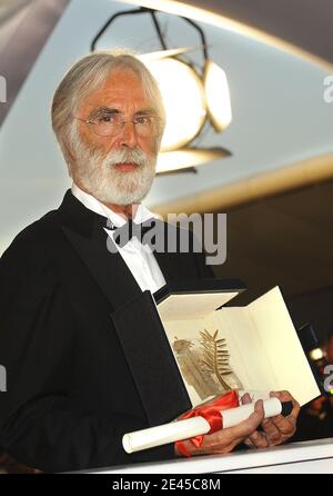 Il regista Michael Haneke si pone dopo aver vinto il Palme D'Or per il 'nastro Bianco' durante la fotocellula della cerimonia di chiusura del 62° Festival del Cinema di Cannes il 24 maggio 2009 a Cannes, Francia, il 24 2009 maggio. Foto di Nebinger-Orban/ABACAPRESS.COM Foto Stock