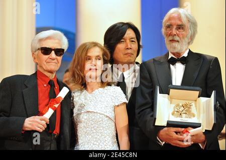 Isabelle Huppert si pone con Michael Haneke e Alain Resnais durante la cerimonia di chiusura del 62° Festival di Cannes il 24 maggio 2009 a Cannes, Francia, il 24 2009 maggio. Foto di Nebinger-Orban/ABACAPRESS.COM Foto Stock