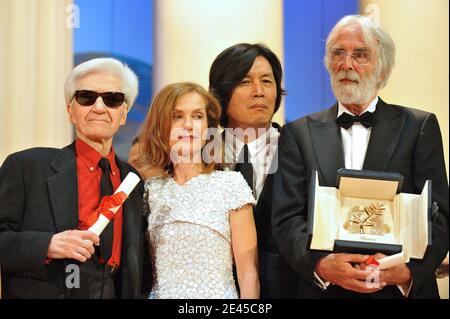 Isabelle Huppert si pone con Michael Haneke e Alain Resnais durante la cerimonia di chiusura del 62° Festival di Cannes il 24 maggio 2009 a Cannes, Francia, il 24 2009 maggio. Foto di Nebinger-Orban/ABACAPRESS.COM Foto Stock