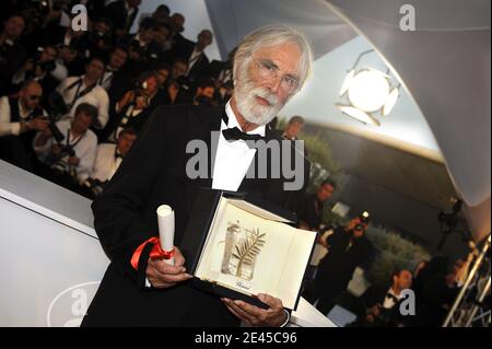 Il regista Michael Haneke si pone dopo aver vinto il Palme D'Or per il 'nastro Bianco' durante la fotocellula della cerimonia di chiusura del 62° Festival del Cinema di Cannes il 24 maggio 2009 a Cannes, Francia, il 24 2009 maggio. Foto di Nebinger-Orban/ABACAPRESS.COM Foto Stock