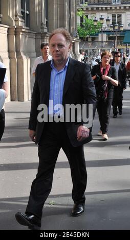 Alain Rosenberg, capo della Chiesa francese di Scientology arriva alla Corte di Parigi il 25 maggio 2009, per il processo della Chiesa di Scientology, classificata come setta, con sette suoi membri per la prescrizione illegale di farmaci. Le accuse derivano da un caso preso da una donna che ha detto che ha pagato la chiesa più di 20,000 euro (28,000 dollari) per lezioni, libri, droghe e un 'elettrometro,' un dispositivo che la chiesa dice può misurare lo stato mentale di una persona. Fondata negli Stati Uniti nel 1954 dallo scrittore di fantascienza L. Ron Hubbard, la Chiesa di Scientology, che ha attratto le stelle di Hollywood suc Foto Stock