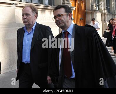 Alain Rosenberg, capo della Chiesa francese di Scientology e del suo avvocato arrivano alla Corte di Parigi il 25 maggio 2009, per il processo della Chiesa di Scientology, classificata come setta, con sette dei suoi membri per la prescrizione illegale di farmaci. Le accuse derivano da un caso preso da una donna che ha detto che ha pagato la chiesa più di 20,000 euro (28,000 dollari) per lezioni, libri, droghe e un 'elettrometro,' un dispositivo che la chiesa dice può misurare lo stato mentale di una persona. Fondata negli Stati Uniti nel 1954 dallo scrittore di fantascienza L. Ron Hubbard, la Chiesa di Scientology, che ha attratto Holly Foto Stock