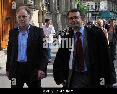 Alain Rosenberg, capo della Chiesa francese di Scientology e del suo avvocato arrivano alla Corte di Parigi il 25 maggio 2009, per il processo della Chiesa di Scientology, classificata come setta, con sette dei suoi membri per la prescrizione illegale di farmaci. Le accuse derivano da un caso preso da una donna che ha detto che ha pagato la chiesa più di 20,000 euro (28,000 dollari) per lezioni, libri, droghe e un 'elettrometro,' un dispositivo che la chiesa dice può misurare lo stato mentale di una persona. Fondata negli Stati Uniti nel 1954 dallo scrittore di fantascienza L. Ron Hubbard, la Chiesa di Scientology, che ha attratto Holly Foto Stock