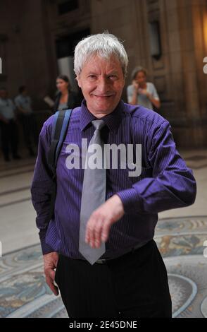 Roger Gonnet, ex membro della Chiesa francese di Scientology, arriva alla Corte di Parigi il 25 maggio 2009, per il processo della Chiesa di Scientology, classificata come setta, con sette dei suoi membri per la prescrizione illegale di farmaci. Le accuse derivano da un caso preso da una donna che ha detto che ha pagato la chiesa più di 20,000 euro (28,000 dollari) per lezioni, libri, droghe e un 'elettrometro,' un dispositivo che la chiesa dice può misurare lo stato mentale di una persona. Fondata negli Stati Uniti nel 1954 dallo scrittore di fantascienza L. Ron Hubbard, la Chiesa di Scientology, che ha attratto le stelle di Hollywood Foto Stock