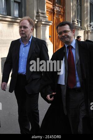 Alain Rosenberg, capo della Chiesa francese di Scientology e del suo avvocato arrivano alla Corte di Parigi il 25 maggio 2009, per il processo della Chiesa di Scientology, classificata come setta, con sette dei suoi membri per la prescrizione illegale di farmaci. Le accuse derivano da un caso preso da una donna che ha detto che ha pagato la chiesa più di 20,000 euro (28,000 dollari) per lezioni, libri, droghe e un 'elettrometro,' un dispositivo che la chiesa dice può misurare lo stato mentale di una persona. Fondata negli Stati Uniti nel 1954 dallo scrittore di fantascienza L. Ron Hubbard, la Chiesa di Scientology, che ha attratto Holly Foto Stock