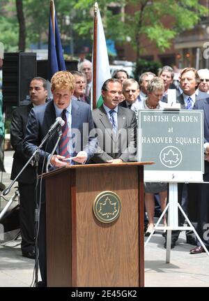 Il Principe Harry ha tenuto il suo discorso durante un nome ufficiale del British Garden alla Piazza di Hannover a New York City, NY, USA il 29 maggio 2009. Il principe Harry è in viaggio ufficiale di 36 ore a New York fino al sabato pomeriggio. Oggi, venerdì, paga il suo rispetto a Ground Zero, nominando il British Garden e visitando un ospedale di veterano. Foto di S.Vlasic ABACAPRESS.COM (nella foto: Principe Harry) Foto Stock