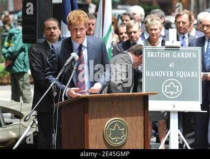 Il Principe Harry ha tenuto il suo discorso durante un nome ufficiale del British Garden alla Piazza di Hannover a New York City, NY, USA il 29 maggio 2009. Il principe Harry è in viaggio ufficiale di 36 ore a New York fino al sabato pomeriggio. Oggi, venerdì, paga il suo rispetto a Ground Zero, nominando il British Garden e visitando un ospedale di veterano. Foto di S.Vlasic ABACAPRESS.COM (nella foto: Principe Harry) Foto Stock