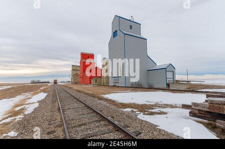 Ascensori per cereali abbandonati a Mossleigh, Alberta, Canada Foto Stock