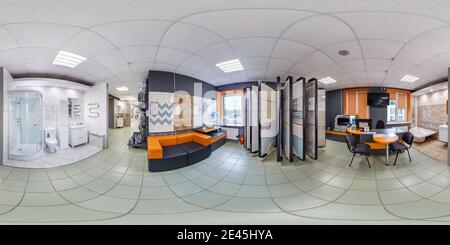 Visualizzazione panoramica a 360 gradi di MINSK, BIELORUSSIA - MAGGIO, 2019: Panorama hdri completamente sferico senza cuciture angolo di 360 gradi all'interno dello showroom del negozio di idraulica d'elite e della famiglia g