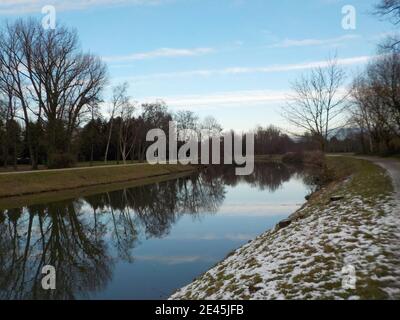 Francoforte: Il fiume Nidda fa parte della cintura verde della città Foto Stock