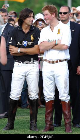 Il Principe Harry (R) si leva in piedi con Ignacio 'Nacho' Figueras (L) dopo aver giocato il 2009 Veuve Clicquot Manhattan Polo Classic su Governors Island a New York City, USA il 31 maggio 2009. Foto di Gregorio Binuya/ABACAPRESS.COM (nella foto : Prince Harry, Ignacio 'Nacho' Figueras) Foto Stock