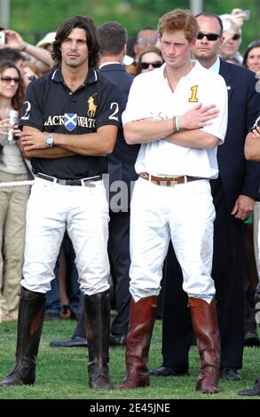 Il Principe Harry (R) si leva in piedi con Ignacio 'Nacho' Figueras (L) dopo aver giocato il 2009 Veuve Clicquot Manhattan Polo Classic su Governors Island a New York City, USA il 31 maggio 2009. Foto di Gregorio Binuya/ABACAPRESS.COM (nella foto : Prince Harry, Ignacio 'Nacho' Figueras) Foto Stock