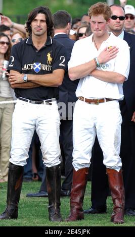 Il Principe Harry (R) si leva in piedi con Ignacio 'Nacho' Figueras (L) dopo aver giocato il 2009 Veuve Clicquot Manhattan Polo Classic su Governors Island a New York City, USA il 31 maggio 2009. Foto di Gregorio Binuya/ABACAPRESS.COM (nella foto : Prince Harry, Ignacio 'Nacho' Figueras) Foto Stock