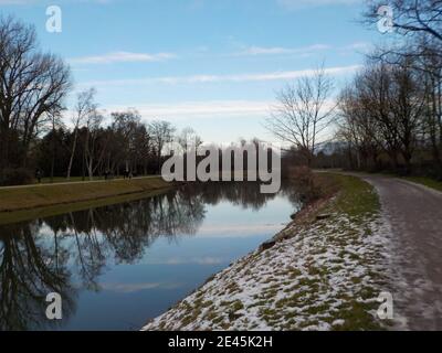 Francoforte: Il fiume Nidda fa parte della cintura verde della città Foto Stock