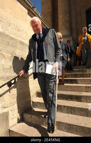 Hubert de Givenchy ha lasciato una cerimonia per celebrare il primo anno del passaggio del designer francese Yves Saint Laurent, alla chiesa di Saint Roch a Parigi, Francia il 2 giugno 2009. Foto di Ammar Abd Rabbo/ABACAPRESS.COM Foto Stock