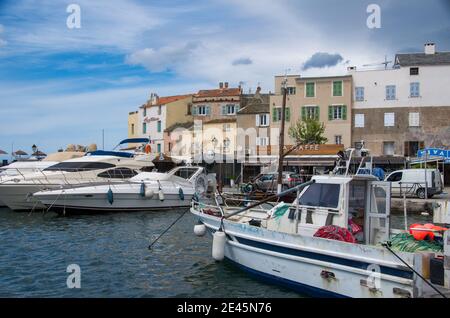 Saint Florent, Corsica, 23.4.2016. Vista della città costiera di Saint Florent nel nord della Corsica in una soleggiata giornata di primavera Foto Stock