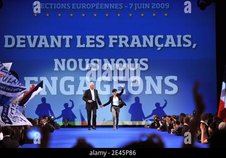 Il ministro francese dell'Agricoltura e il partito di destra francese UMP, primo candidato per la regione Ile-de-France (Parigi), Michel Barnier e il ministro francese della Giustizia Rachida dati e secondo sulla lista del partito UMP di destra nell'Ile-de-France per le elezioni parlamentari europee, partecipano ad una riunione a Porte de Versailles a Parigi; Francia il 4 giugno 2009, prima delle elezioni del 7 giugno in Francia. Foto di Mousse/ABACAPRESS.COM Foto Stock