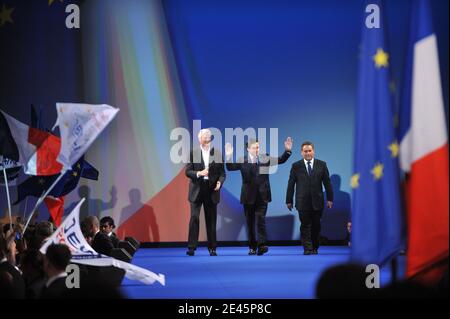 Il ministro francese dell'Agricoltura e il partito di destra francese UMP, primo candidato per la regione Ile-de-France (Parigi), Michel Barnier, primo ministro Francois Fillon e Xavier Bertrand, partecipano ad una riunione a Porte de Versailles, Parigi, Francia, il 4 giugno; 2009 prima delle elezioni del 7 giugno in Francia. Foto di Mousse/ABACAPRESS.COM Foto Stock