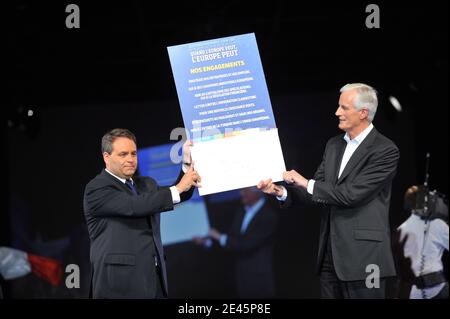 Xavier Bertrand e ministro francese dell'Agricoltura e del partito di destra francese UMP, primo candidato per la regione dell'Ile-de-France (Parigi), Michel Barnier partecipa a una riunione a Porte de Versailles a Parigi, Francia, il 4 giugno 2009, prima delle elezioni che si terranno il 7 giugno in Francia. Foto di Mousse/ABACAPRESS.COM Foto Stock