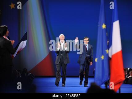 Il ministro francese dell'Agricoltura e il partito di destra francese UMP, primo candidato per la regione Ile-de-France (Parigi), Michel Barnier e il primo ministro Francois Fillon partecipano a una riunione a Porte de Versailles a Parigi, Francia, il 4 giugno 2009, prima delle elezioni che si terranno il 7 giugno in Francia. Foto di Mousse/ABACAPRESS.COM Foto Stock