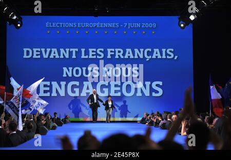 Il ministro francese dell'Agricoltura e il partito di destra francese UMP, primo candidato per la regione Ile-de-France (Parigi), Michel Barnier e il ministro francese della Giustizia Rachida dati e secondo sulla lista del partito UMP di destra nell'Ile-de-France per le elezioni parlamentari europee, partecipano ad una riunione a Porte de Versailles a Parigi; Francia il 4 giugno 2009, prima delle elezioni del 7 giugno in Francia. Foto di Mousse/ABACAPRESS.COM Foto Stock