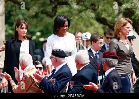 Sarah Brown, la prima Signora americana Michelle Obama e la prima Signora francese Carla Bruni-Sarkozy durante la cerimonia di commemorazione del 65° anniversario dell'invasione del D-Day nel cimitero militare americano di Colleville-sur-Mer, Francia, il 6 giugno 2009. Foto di Mikae Foto Stock