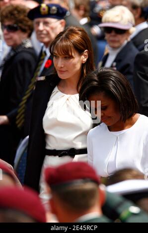 La prima Signora francese Carla Bruni-Sarkozy e la prima Signora americana Michelle Obama durante la cerimonia di commemorazione del 65° anniversario dell'invasione del D-Day nel cimitero militare americano di Colleville-sur-Mer, Francia, il 6 giugno 2009. Foto di Mikael Libert/ABACAPRESS.COM Foto Stock