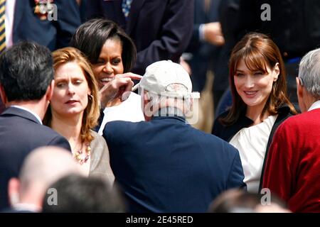 Sarah Brown, la prima Signora americana Michelle Obama e la prima Signora francese Carla Bruni-Sarkozy durante la cerimonia di commemorazione del 65° anniversario dell'invasione del D-Day nel cimitero militare americano di Colleville-sur-Mer, Francia, il 6 giugno 2009. Foto di Mikae Foto Stock