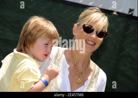 Sharon Stone arriva al "Time for Heroes" Celebrity Carnival a beneficio della Elizabeth Glaser Pediatric AIDS Foundation, che si tiene presso il Wadsworth Theater di Westwood, Los Angeles, CA, USA il 7 giugno 2009. Foto di Lionel Hahn/ABACAPRESS.COM Foto Stock