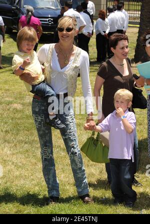 Sharon Stone arriva al "Time for Heroes" Celebrity Carnival a beneficio della Elizabeth Glaser Pediatric AIDS Foundation, che si tiene presso il Wadsworth Theater di Westwood, Los Angeles, CA, USA il 7 giugno 2009. Foto di Lionel Hahn/ABACAPRESS.COM Foto Stock