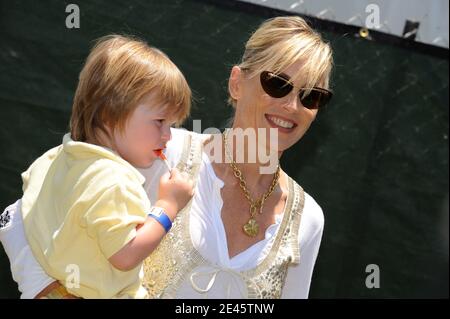 Sharon Stone arriva al "Time for Heroes" Celebrity Carnival a beneficio della Elizabeth Glaser Pediatric AIDS Foundation, che si tiene presso il Wadsworth Theater di Westwood, Los Angeles, CA, USA il 7 giugno 2009. Foto di Lionel Hahn/ABACAPRESS.COM Foto Stock